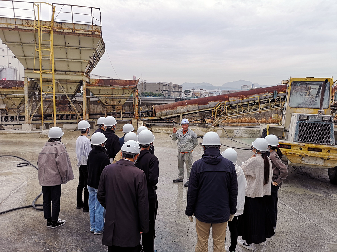 神戸山手大学の学生による工場見学会 - 大阪広域生コンクリート協同組合